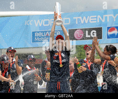 England Kapitän Charlotte Edwards hebt die World Cup Trophy nach dem Sieg über Neuseeland während des Finales der Frauen ICC World Twenty20 in Lords, London. Stockfoto