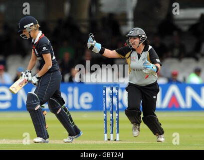 Die neuseeländische Rachel Priest feiert, wie Englands Captain Charlotte Edwards während des Finales der ICC World Twenty20 der Frauen in Lords, London, von Sian Ruck ausgewurzt wird. Stockfoto