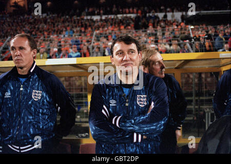England Manager Graham Taylor kann seine Enttäuschung nicht verbergen. Phil Neal ist links abgebildet. Stockfoto