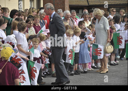 Charles und Camilla besuchen Llandovery Krankenhaus Stockfoto