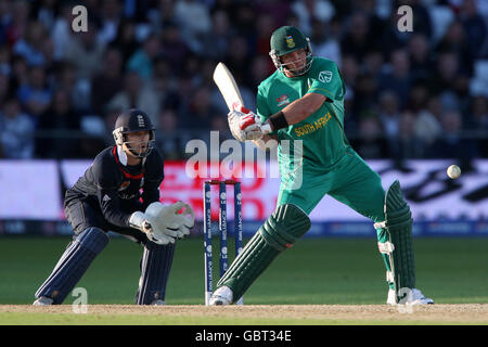 Cricket - ICC World Twenty20 Cup 2009 - Gruppe E - England / Südafrika - Trent Bridge. Englands James Foster (links) und Südafrikas Jacques Kallis (rechts) in Aktion Stockfoto