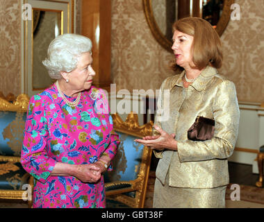 Queen Elizabeth II empfängt die Gouverneurin von Queensland Australia Penelope Wensley, wo sie ihre Beglaubigungsschreiben während eines privaten Treffens im Buckingham Palace im Zentrum von London überreichte. Stockfoto