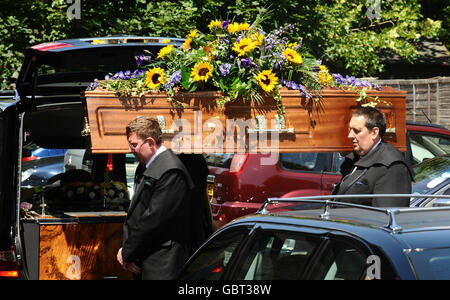 Der Sarg von Danny La Rue kommt vor seinem Trauerdienst in der Church of the Transfiguration in Kensal Rise, London an. Stockfoto