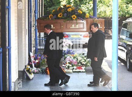 Der Sarg von Danny La Rue kommt vor seinem Trauerdienst in der Church of the Transfiguration in Kensal Rise, London an. Stockfoto