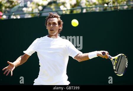 Frankreichs Nicolas Devilder im Kampf gegen Ecuadors Nicolas Lapentti während Die Wimbledon Championships 2009 im All England Tennis Club Stockfoto