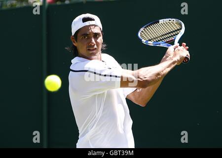 Ecuadors Nicolas Lapentti im Kampf gegen Frankreichs Nicolas Devilder während Die Wimbledon Championships 2009 im All England Tennis Club Stockfoto