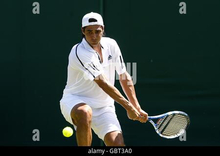 Ecuadors Nicolas Lapentti im Kampf gegen Frankreichs Nicolas Devilder während Die Wimbledon Championships 2009 im All England Tennis Club Stockfoto