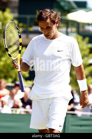 Frankreichs Nicolas Devilder im Kampf gegen Ecuadors Nicolas Lapentti während Die Wimbledon Championships 2009 im All England Tennis Club Stockfoto