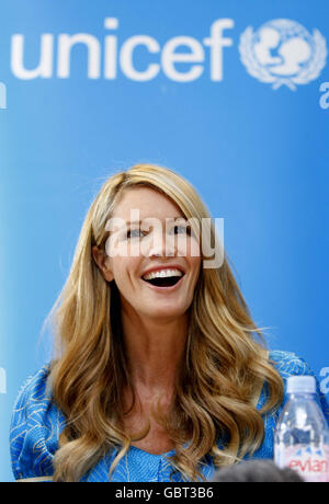 UNICEF-Botschafterin Elle Macpherson feiert im Royal Oldham Hospital, Greater Manchester, zehn Jahre babyfreundlichen Stillerfolg. Stockfoto