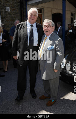 Roy Hudd (links) und Ronnie Corbett verlassen das Begräbnis von Danny La Rue in der Church of the Transfiguration in Kensal Rise, London. Stockfoto