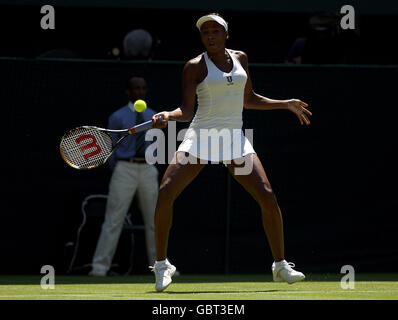 Die US-Amerikanerin Venus Williams im Einsatz gegen die Schweizer Stefanie Voegele während der Wimbledon Championships 2009 im All England Lawn Tennis and Croquet Club, Wimbledon, London. Stockfoto