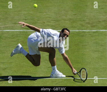 Der Franzose Michael Llodra im Einsatz gegen den Briten Joshua Goodall während der Wimbledon Championships 2009 beim All England Lawn Tennis and Croquet Club, Wimbledon, London. Stockfoto