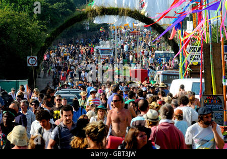 Glastonbury Festival 2009 - Ankunft - Worthy Farm, Somerset. Menschenmengen während des Glastonbury Festivals 2009 in Somerset. Stockfoto