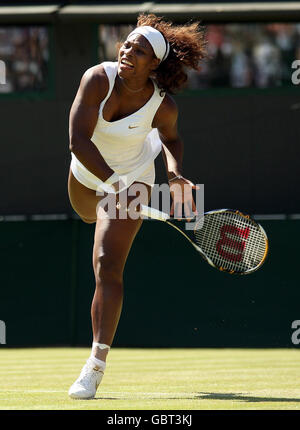 Die US-Amerikanin Serena Williams im Einsatz gegen die Österreicherin Jarmila Groth während der Wimbledon Championships 2009 beim All England Lawn Tennis and Croquet Club, Wimbledon, London. Stockfoto