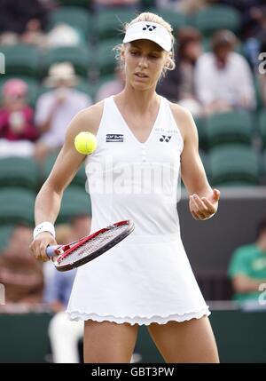 Russlands Elena Dementieva im Kampf gegen Frankreichs Aravane Rezai während Die Wimbledon Championships 2009 im All England Tennis Club Stockfoto