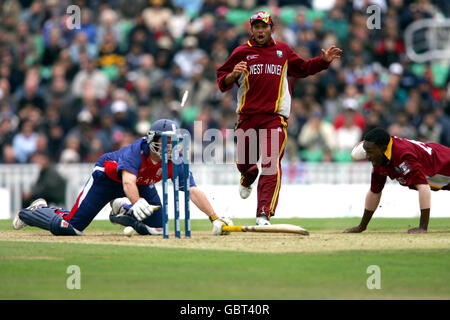 Der englische Andrew Strauss wird vom westindischen Dwayne aus dem Rennen geführt Bravo Stockfoto