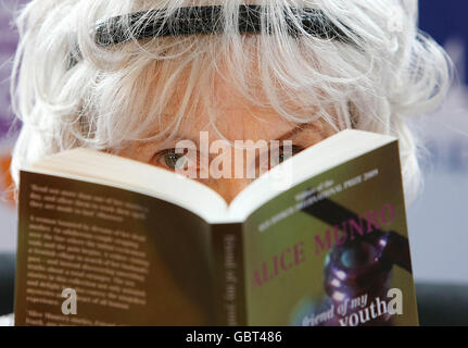 Die kanadische Autorin Alice Munro, Gewinnerin des Booker International Prize 2009, nimmt an einer Pressekonferenz im Trinity College, Dublin, Teil. Der Preis ist im Wert von 60,000 Sterling und wird alle zwei Jahre an einen Autor verliehen. Stockfoto