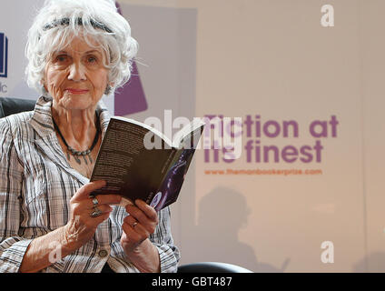 Die kanadische Autorin Alice Munro, Gewinnerin des Booker International Prize 2009, nimmt an einer Pressekonferenz im Trinity College, Dublin, Teil. Der Preis ist im Wert von 60,000 Sterling und wird alle zwei Jahre an einen Autor verliehen. Stockfoto