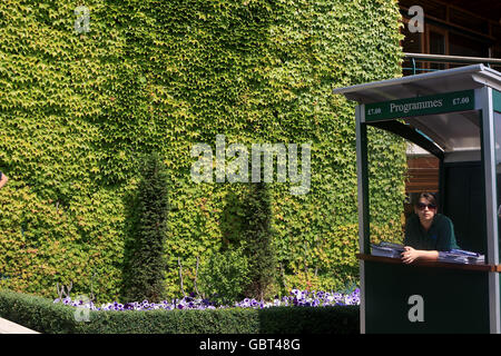 Tennis - Wimbledon Championships 2009 - Tag drei - All England Lawn Tennis und Croquet Club. Ein Programmverkäufer in Wimbledon Stockfoto