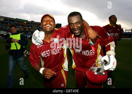 brian Lara von l-r West Indies und der Schlagmann, der machte Die Siegerläufe Courtney Browne feiern am Ende Stockfoto