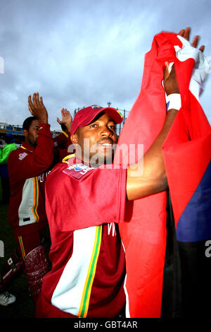 Kapitän Brian Lara von West Indies feiert am Ende von Das Spiel Stockfoto