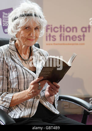 Die kanadische Autorin Alice Munro, Gewinnerin des Booker International Prize 2009, nimmt an einer Pressekonferenz im Trinity College, Dublin, Teil. Der Preis ist im Wert von 60,000 Sterling und wird alle zwei Jahre an einen Autor verliehen. Stockfoto