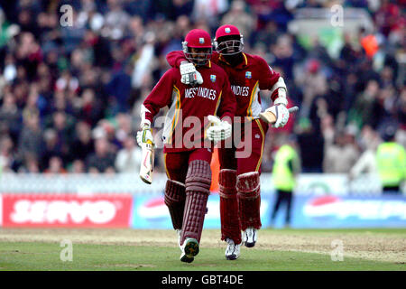 Ian Bradshaw und Courtney Browne von West Indies laufen vor der Pitch nach dem dramatischen Sieg gegen England Stockfoto
