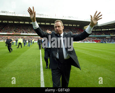 Der ehemalige Kapitän des Nottingham Forest, John McGovern, begrüßt die Fans als Vor dem Spiel zahlt er Brian Clough seinen Respekt Gegen West Ham United Stockfoto