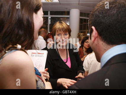 Harriet Harman, stellvertretende Vorsitzende der Labour Party, bei einem Treffen mit potenziellen Kandidaten und jungen Aktivisten im Hauptquartier der Labour Party in London. Stockfoto