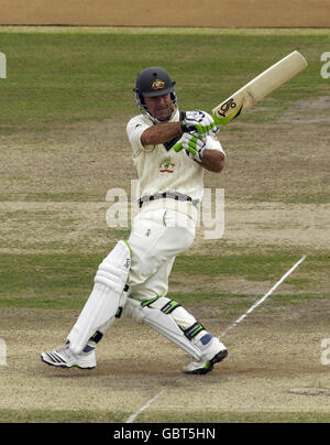 Cricket - Tour Match - Tag drei - Sussex gegen Australien - County Ground. Ricky Ponting aus Australien trifft während des Tourmatches auf dem County Ground, Sussex, eine vier. Stockfoto