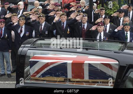 Der Leichenwagen durchläuft während der Repatriierungszeremonie für Major Sean Birchall vom 1. Bataillon Welsh Guards, einem der ranghöchsten britischen Soldaten, die in Afghanistan getötet wurden, die Wootton Bassett High Street. Stockfoto