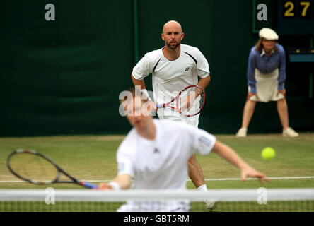 Die Briten Jamie Delgado (zurück) und Jonathan Marray in Aktion bei ihrem Doppelspiel während der Wimbledon Championships 2009 im All England Lawn Tennis and Croquet Club, Wimbledon, London. Stockfoto