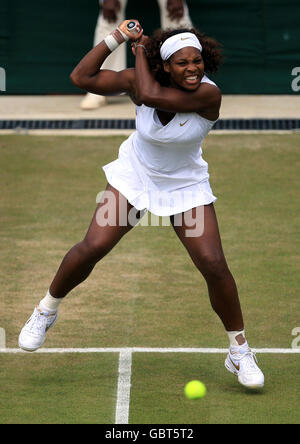 Die USA Serena Williams im Einsatz gegen die italienische Roberta Vinci während der Wimbledon Championships 2009 beim All England Lawn Tennis and Croquet Club, Wimbledon, London. Stockfoto