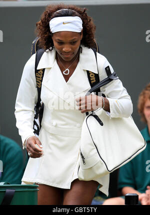 Die US-Amerikanerin Serena Williams vor ihrem Spiel gegen die italienische Roberta Vinci während der Wimbledon Championships 2009 im All England Lawn Tennis and Croquet Club, Wimbledon, London. Stockfoto