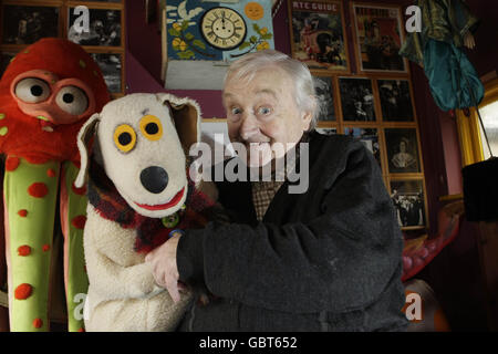 Puppenspieler Eugene Lambert, 81, mit seinem Hund Judge, aus der Fernsehsendung Wanderly Wagon, die er bei seinem letzten Besuch im Lambert Puppentheater in Monkstown zum Geburtstag von Michael Jackson sang. Stockfoto