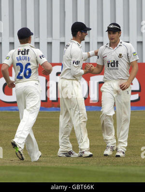 Sussex's Luke Wright (rechts) wird von Teamkollege James Kirtley (Mitte) gratuliert, nachdem er den Australier Simon Katich während des Tourmatches auf dem County Ground, Sussex, gefangen hatte. Stockfoto