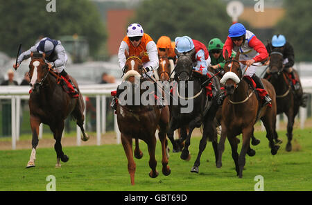 Legal Legacy, das von Philip Makin geritten wird, gewinnt weiter Die Keep The Post Public Handicap Stakes Stockfoto