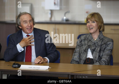 Sir Jackie Stewart und Frau Helen während einer Zeremonie, wo er zum Freeman von West Dunbartonshire an der Dumbarton Academy gemacht wurde. Stockfoto