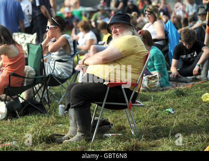 Festivalbesucher entspannen sich während des Glastonbury Festivals 2009 in Pilton, Somerset, während die Sonne scheint. Stockfoto