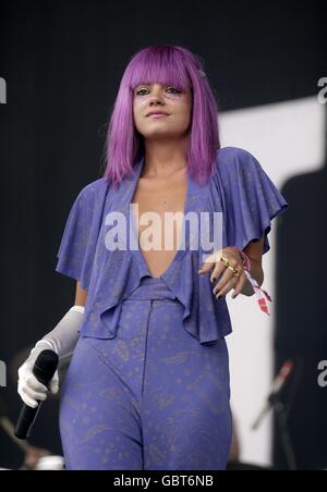 Lily Allen tritt auf der Pyramid Stage während des Glastonbury Festivals 2009 auf der Worthy Farm in Pilton, Somerset, auf. Stockfoto