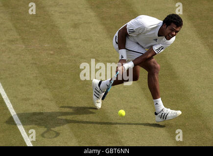 Der Franzose Jo-Wilfried Tsonga im Einsatz gegen den Kroatischen Ivo Karlovic während der Wimbledon Championships 2009 beim All England Lawn Tennis and Croquet Club, Wimbledon, London. Stockfoto