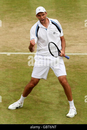 Der Kroatische Ivo Karlovic feiert den Sieg des französischen Jo-Wilfried Tsonga bei den Wimbledon Championships 2009 im All England Lawn Tennis and Croquet Club, Wimbledon, London. Stockfoto