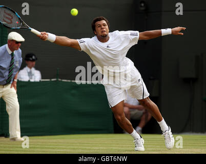 Der Franzose Jo-Wilfried Tsonga im Einsatz gegen den Kroatischen Ivo Karlovic während der Wimbledon Championships 2009 beim All England Lawn Tennis and Croquet Club, Wimbledon, London. Stockfoto