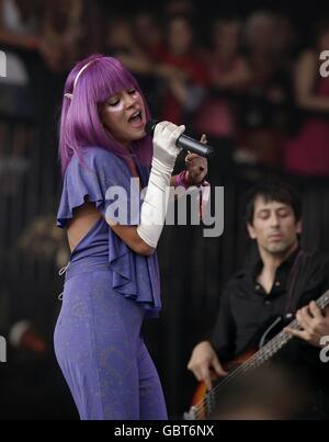 Lily Allen tritt auf der Pyramid Stage während des Glastonbury Festivals 2009 auf der Worthy Farm in Pilton, Somerset, auf. Stockfoto