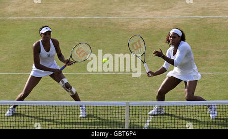 Tennis - Wimbledon Championships 2009 - Tag fünf - All England Lawn Tennis und Croquet Club. Die USA Serena (rechts) und Venus Williams in Aktion während ihres Doppelmatches Stockfoto