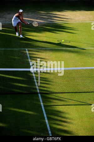 Die französische Marion Bartoli im Einsatz gegen die italienische FrancescaSchiavone während der Wimbledon Championships 2009 beim All England Lawn Tennis and Croquet Club, Wimbledon, London. Stockfoto