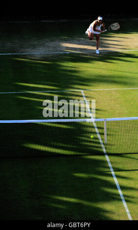 Die französische Marion Bartoli im Einsatz gegen die italienische FrancescaSchiavone während der Wimbledon Championships 2009 beim All England Lawn Tennis and Croquet Club, Wimbledon, London. Stockfoto