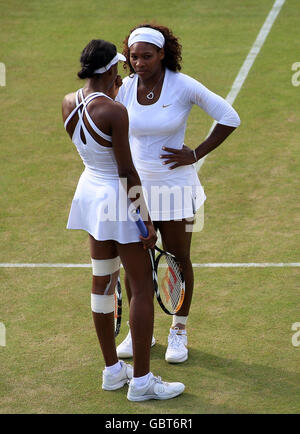 Die USA Serena (rechts) und Venus Williams bei ihrem Doppelspiel während der Wimbledon Championships 2009 im All England Lawn Tennis and Croquet Club, Wimbledon, London. Stockfoto