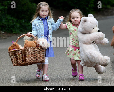 Mia Helly (links) und Seren Evans im Zoo von Dublin, als sie Pläne für das größte Teddybären-Picknick der Welt starten. Stockfoto