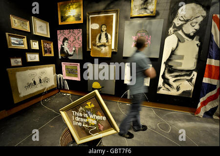 Banksy-Ausstellung. Ein Mann bewundert die Kunstwerke einer Ausstellung der Künstlerin Banksy im Bristol Museum. Stockfoto